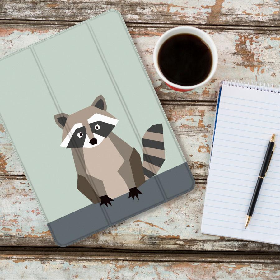 アライグマ  iPadケース ペン収納 軽量 背面クリア あいぱっどけーす スタンド機能 | 2枚目