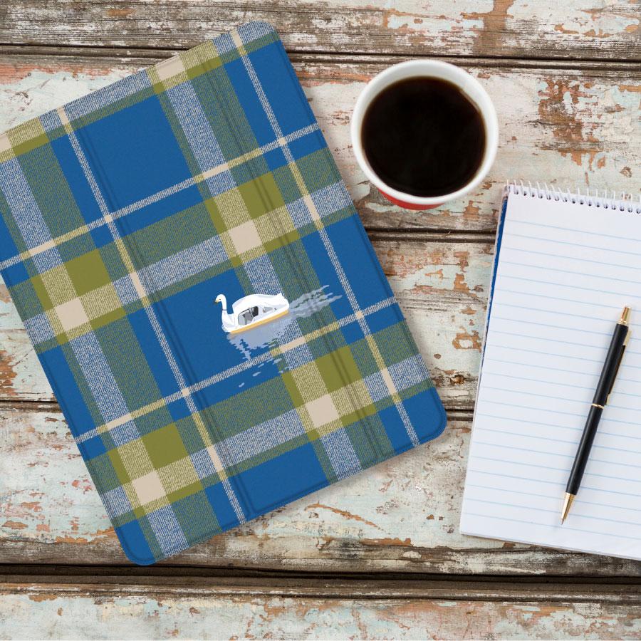 スワンポート ✖️ チェック  iPadケース ペン収納 軽量 背面クリア あいぱっどけーす スタンド機能 | 2枚目