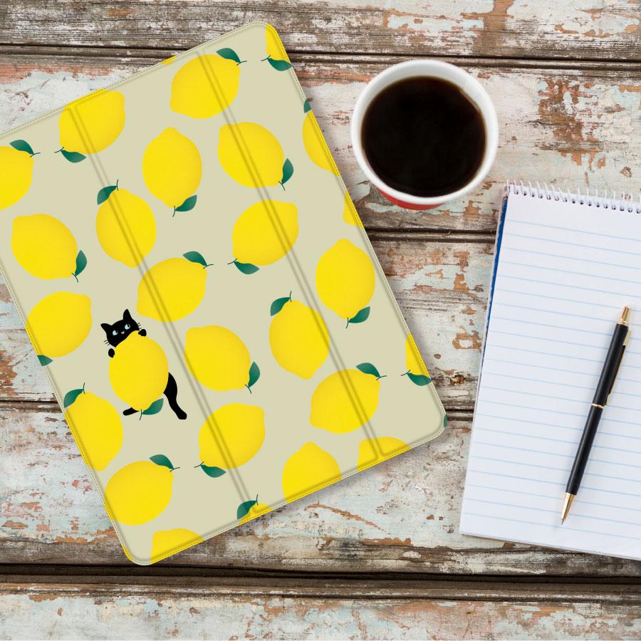 レモン と 黒猫 イラスト iPadケース ペン収納 軽量 背面クリア あいぱっどけー | 2枚目