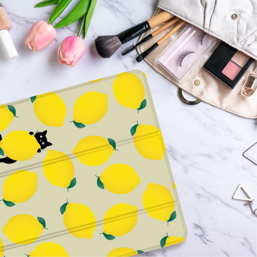 レモン と 黒猫 イラスト iPadケース ペン収納 軽量 背面クリア あいぱっどけー | 3枚目