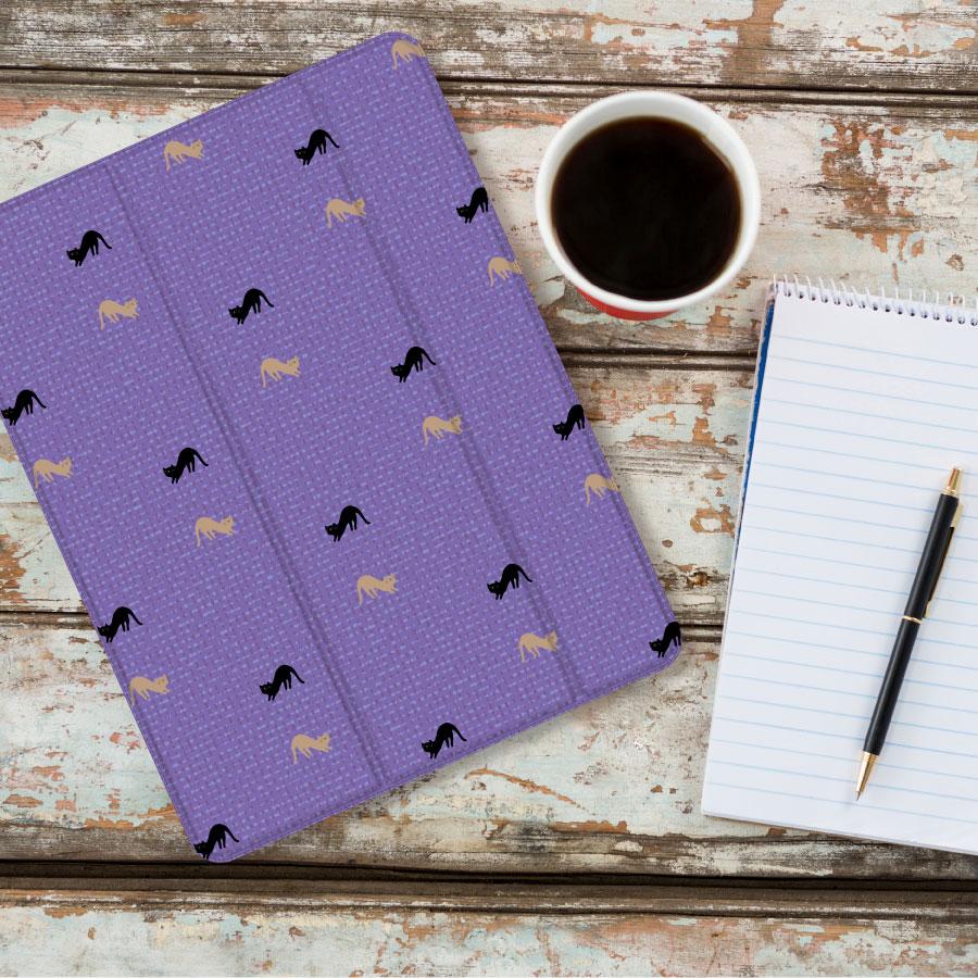 伸びをする 猫 iPadケース ペン収納 軽量 背面クリア あいぱっどけーす スタンド機能 | 2枚目