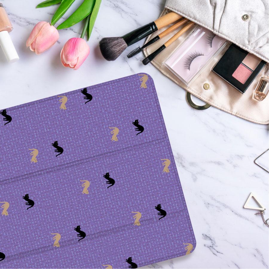 伸びをする 猫 iPadケース ペン収納 軽量 背面クリア あいぱっどけーす スタンド機能 | 3枚目