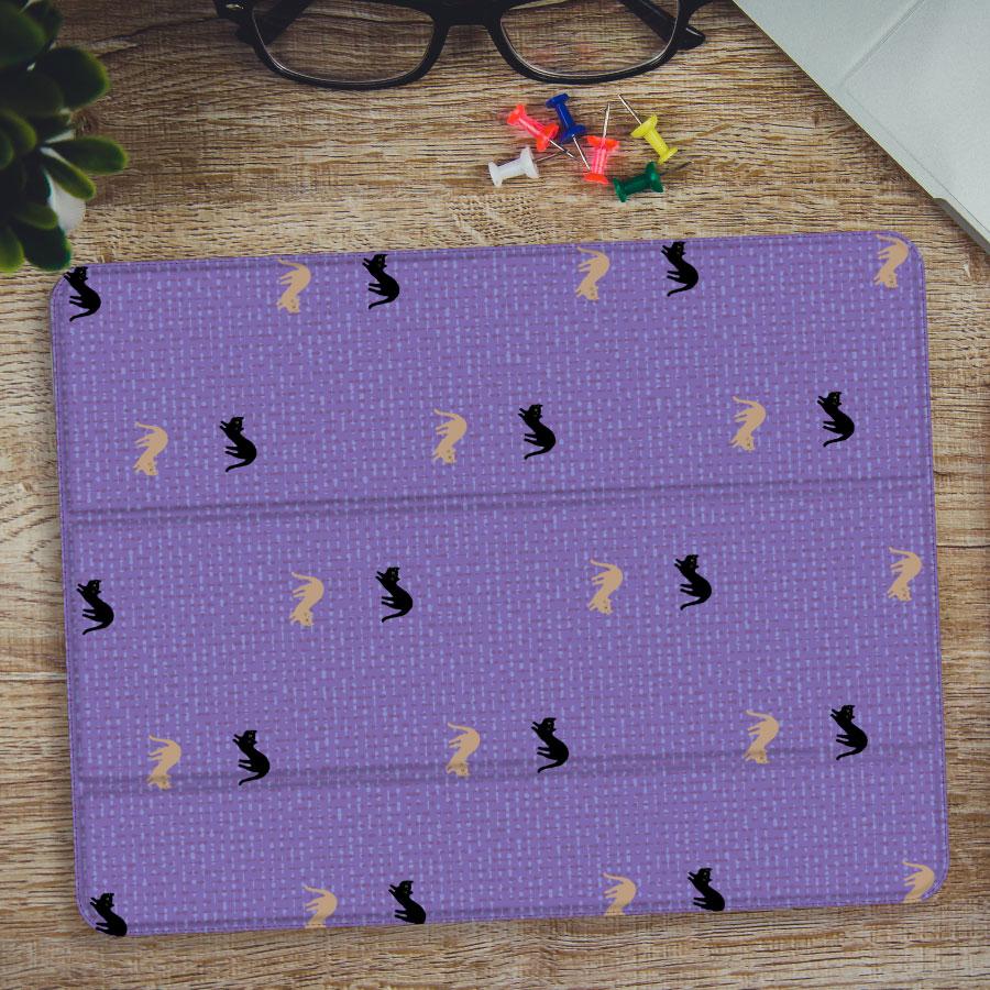 伸びをする 猫 iPadケース ペン収納 軽量 背面クリア あいぱっどけーす スタンド機能 | 4枚目